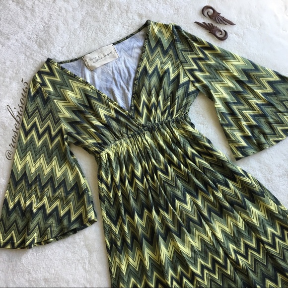 {VINTAGE HAVANA} Retro Mod Trumpet Sleeve V-Neck - Picture 7 of 7